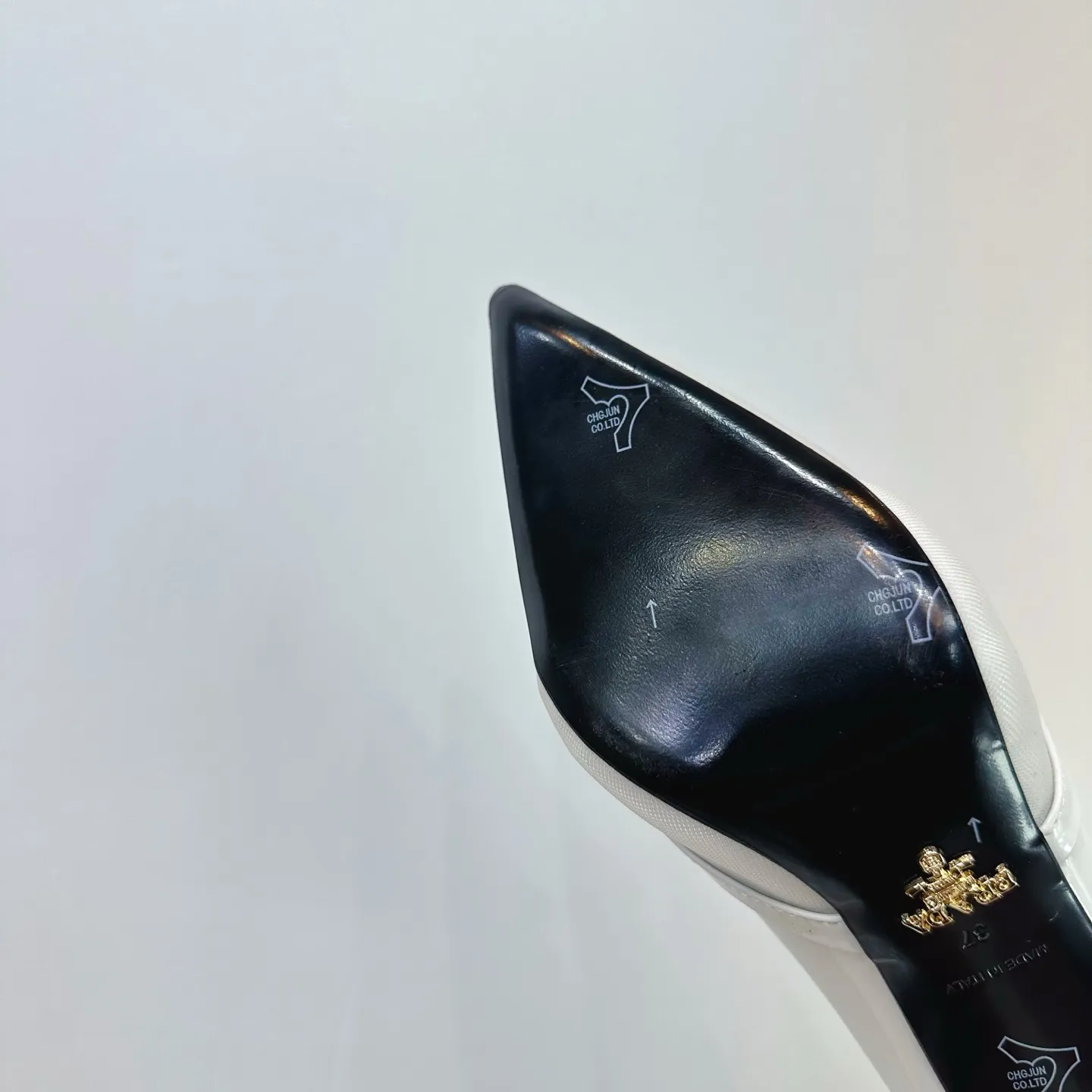 👟👟Ex-factory price 560👟👟 2025 SSS launches Prada’s latest long boots, sandals, thin heels, empty backs, thick heels series ————————🆚🆚🆚 💥PRADA's early spring T-stage catwalk show is the same style as "Dreams Never Sleep". Prada can use it on important occasions. The fresh style has a bit of nobility and is perfect on the feet. 💃💃 Wear this shoe with it. It is elegant and crystal clear, regardless of various accessories. The materials are all exclusively customized one-to-one and must be zero-distance from the original. The entire series is full of exciting and unexpected combinations of elements. The expression of different materials and textures of fabrics has a strong artistic flavor, allowing you to appreciate the ever-changing style of Prada girls. 1⃣ Upper: Made of open-edge bead➕mesh 2⃣ Lining: imported sheepskin 3⃣ Outsole: Italian original genuine leather outsole Heel height 7.5 4⃣🔺Original labeling feet, stock code number 35M-39M (40 41 42 customized, non-returnable and non-exchangeable).